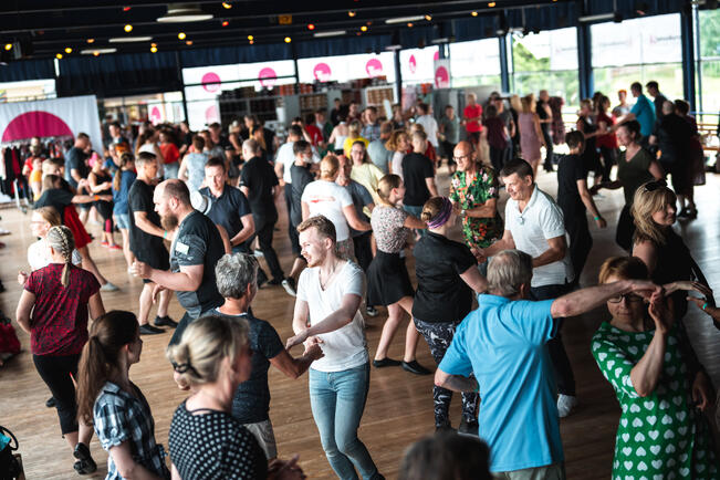 Tanssileirille odotetaan päivittäin tuhansia tanssijoita.