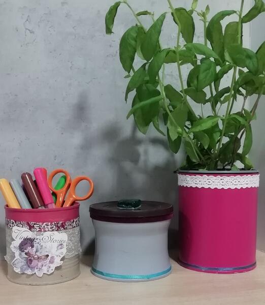 Käytetyistä säilyketölkeistä saa hienoja kynäpurkkeja tai kukkaruukkuja pienellä koristelulla.