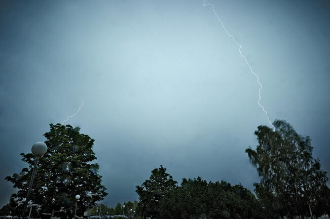 Ukkosella vioittuneet sähkölaitteet voivat aiheuttaa tulipaloja.