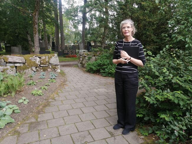 Helena Pihl haluaa tuoda piiloon jäänyttä kuolemankulttuuria näkyviin.  - Näin voi tuoda sitä esiin pikkupaloina, hän kertoo Hautauspalvelu Vehasen kanssa toteutettavista hautauskulttuuri-illoista.