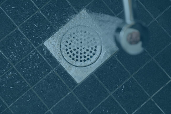 Turha veden juoksutus, liian pitkät suihkut ja vuotavat vesikalusteet voivat huomaamatta valuttaa vettä hukkaan kymmeniä litroja päivässä. 