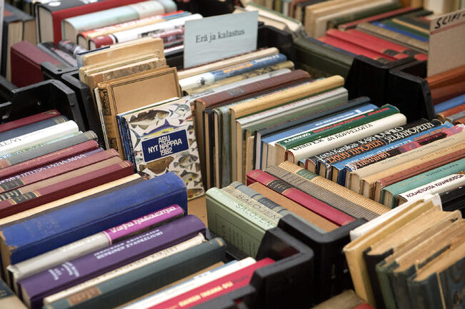 Antikvaarisilla kirjamessuilla voi tehdä kirjalöytöjä.