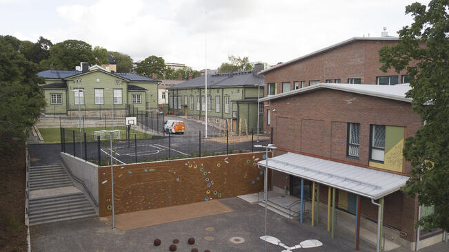 Sirkkalan koulun saneerauksessa tarvittiin vanhoja hirsiä, joita saatiin muun muassa erään maanviljelijän ladosta Paraisilta.