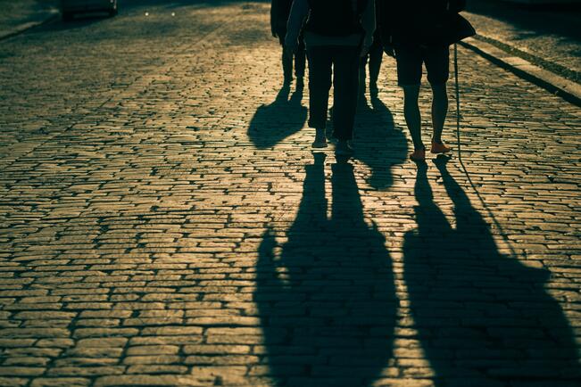 Pyhiinvaelluksella kuljetaan Aurajoen maisemissa ja kerätään roskia.
