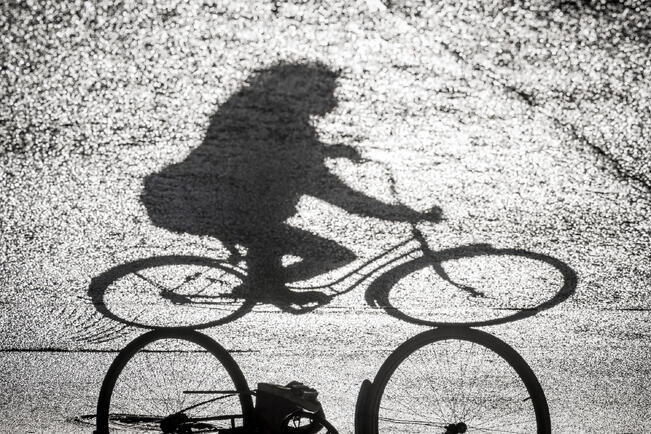 Pyöräkaistoilla ajaminen on itsemurhaa, arvioi kirjoittaja.