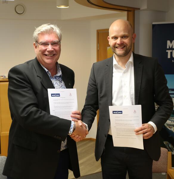 Rehtori Mikael Lindfeld ja toimitusjohtaja Tim Meyer.