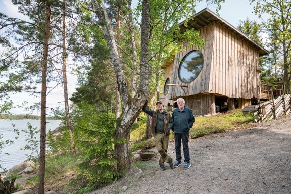 Karioskari Kangas ja Pentti-Oskari Kangas (oik.) sekä kaksi Herrankukkaron asuttavaa linnunpönttöä.