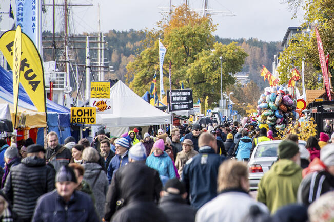 Silakkamarkkinat veti yleisöä jokirantaan.