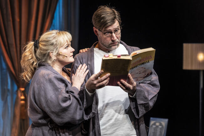 Nina Tapion ja Lari Halmeen tähdittämä Likapyykkiä nähdään Linnateatterissa keväällä.