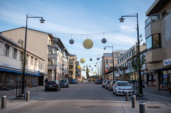 Valonauha pallokoristeineen on kiinnitetty Tullikadun ylitse pylväästä toiseen. 