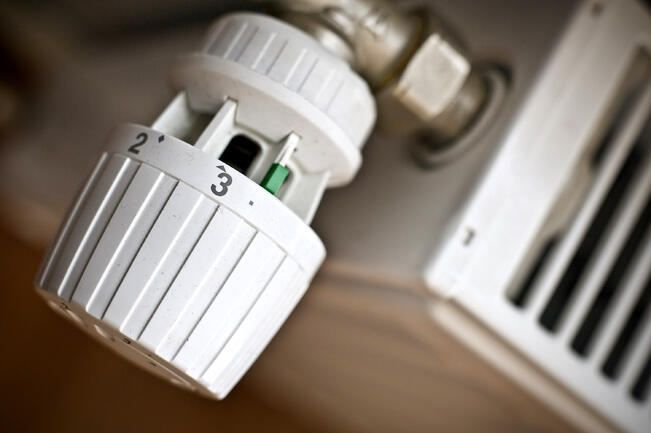 Säädä ja huolla lämmitysjärjestelmäsi. Tarkista, että pattereiden termostaatit toimivat ja ovat ehjät.