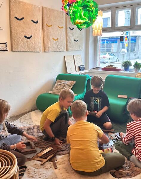 Kaikki koulussa käytettävät materiaalit ovat joko kierrätettyjä tai ylijäämää.