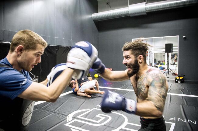 Hannan Housmand (oik:) treenaa Tom Niinimäen kanssa.