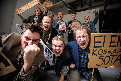 Työnlausujat-esityksen keskiössä ovat työelämä, yhteiskuntaluokat, raha ja valta. Helvi Ermala (vas. takana), Heidi Ripatti, Annika Holm, Jesper Jumisko, Laura Lalli, Martin Henkelmann (vas. edessä), Anna Maj Hartikainen, Hanna Lindqvist ja Adaliina Häyhä.