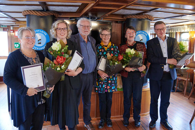 Anne Ruusumo-Kalveo (vas.), Heli Nieminen, tuomariston puheenjohtaja Pentti-Oskari Kangas, Maija Saarni-Tuuna ja Liisa Saarni sekä Kauko Mannerjärvi.