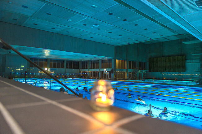 Kynttiläuinteja järjestetään sekä Impivaaran että Petreliuksen uimahalleissa joulun alla. Kuva on vuodelta 2019.