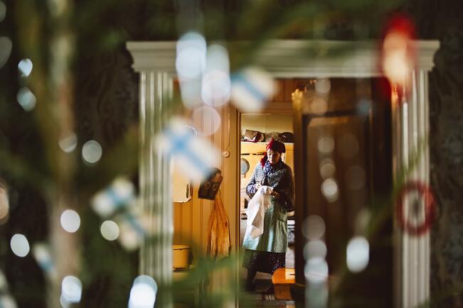 Maalaiskylä valmistautuu jälleen joulunviettoon 1950-luvun opeilla.