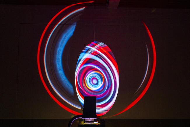 Joulukuisilla aamukaffeilla valmistetaan paperiset lyhdyt inspiroituen Lux & Umbra -näyttelystä.