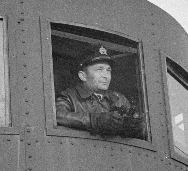 Forum Marinumissa vietetään Itsenäisyyspäivää teemaopastusten merkeissä.  Kapteeniluutnantti Osmo Kivilinna miinalaiva Riilahdella Suomenlahdella 24.6.1942.