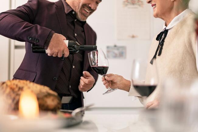 Punaviini ja olut pitävät pintansa joulupöydän suosikkijuomina.