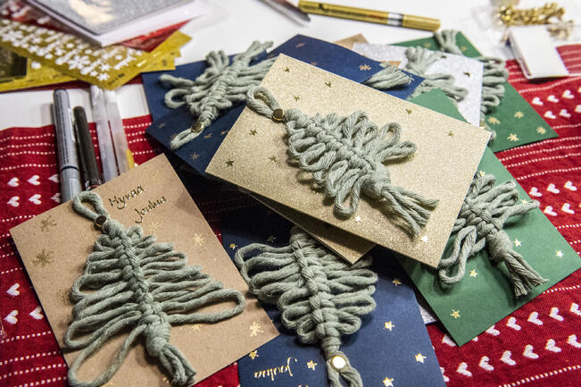 Joulukortit saa Postin mukaan matkaan vielä sunnuntaina 17. joulukuuta, kun käyttää kotimaan ikimerkkiä. 