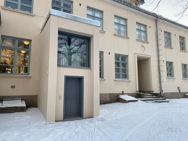 Martin seurakuntatalon uusi hissi otetaan käyttöön.