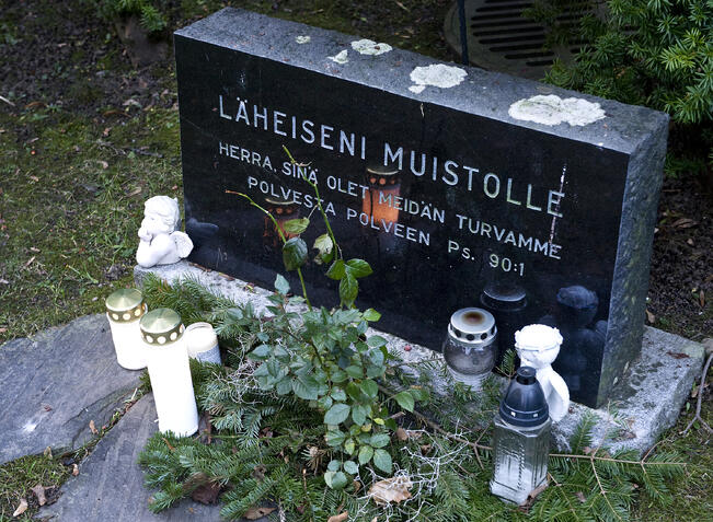 Katariinan hautausmaalla muualle haudattujen muistopaikkana on muistokivi sankarihautojen vieressä.