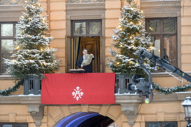 Mika Akkanen lukee joulurauhan julistustekstin jo 11. kerran.
