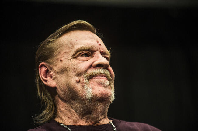 Kotimaisten kappaleiden kärjessä on Vesa-Matti Loirin Sydämeeni joulun teen.