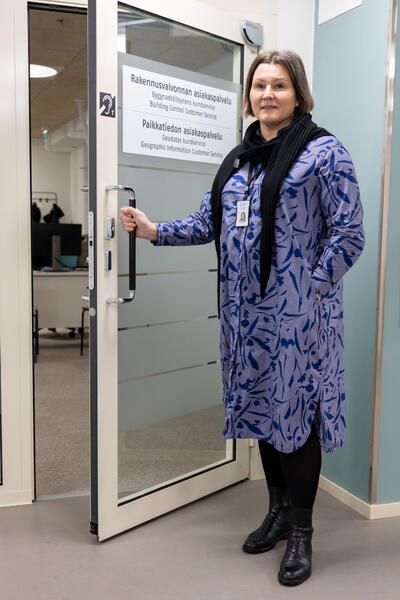 Turun rakennusvalvonta on muuttanut Sampotaloon. Uuden asiakaspalvelupisteen ovella poseeraa rakennusvalvontapäällikkö Annika Alppi.
