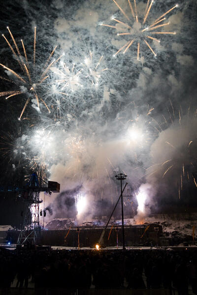 Suojalasit ja selvä pää ovat tärkeitä ilotulitteita käsiteltäessä.