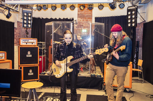 Turku Band Festival juhlii kymmenettä vuottaan. Vuosi sitten tapahtuman käynnisti Pikku-Torressa CCB eli Helmi Haapanen (laulu ja basso), Luka Kinnunen (rummut) ja Nikolai Harjulehto (kitara).