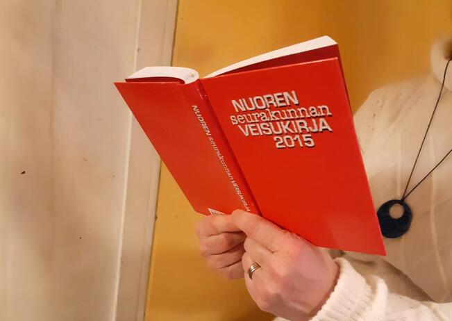 Nuoren seurakunnan veisukirja on monelle tuttu omalta rippileiriltä.