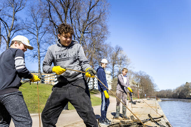 Urho Kallionpää (vas.), Onni-Wiljami Virtala, Joose Kankare ja Benjamin Venhomaa puhdistivat jokea viime keväänä. 