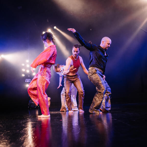 Taidetestaajat pääsevät tammi–helmikuussa näkemään teoksen Stayin’ Alive.Elina Raiskinmäki (vas.), Linda Björkqvist, Come Calmelet-Pyykkö ja Patrick Di Quirico.