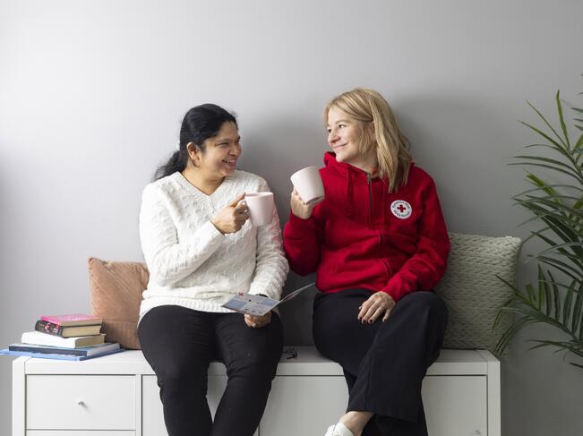 Punainen Risti kouluttaa vapaaehtoisia ystäviä ystävätoimintaan.