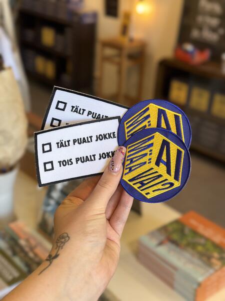 Linda Svarfarin Ai mää vai? sekä Robert Ruususen Kummalt pualt -merkit olivat viime vuoden voittajia.