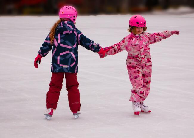 Talvilomalla pääsee luistelemaan Parkin kentällä.
