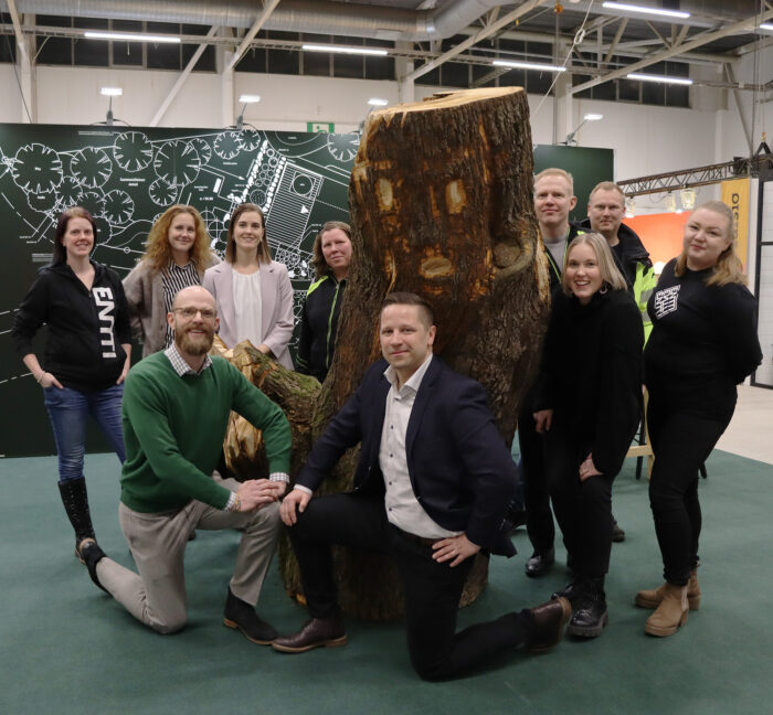 Entin ja Greenerin johtoryhmät Entin messuosastolla arboristien tutkimusassistentti Raunon ympärillä. Ylärivi vasemmalta oikealle: Jenni Hulkko, Emma Henriksson, Monica Hanhiniemi, Saija Kohvakka, Mikko Suomalainen, Vesa PihkanenAlarivi vasemmalta oikealle Martin Grotenfelt, Jaakko Hanhiniemi ja Maiju Tynjälä, Anni Isotalo. 