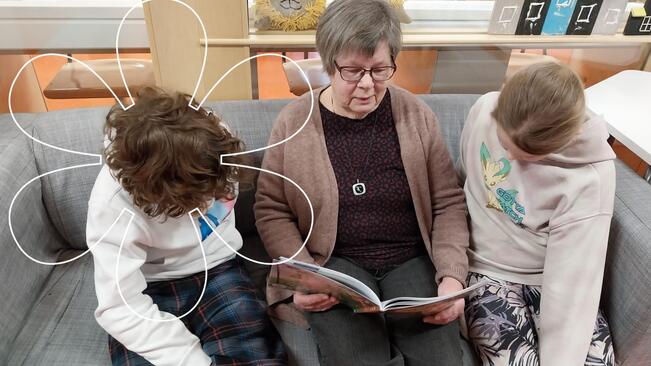 Koulumummona koen voivani olla avuksi ja hyödyksi. Se on mielekästä tekemistä, vastapainoa normaaliin arkeen. Lasten kanssa unohtaa ikänsä. Koulumummot ja -vaarit voivat tehdä kouluissa erilaisia asioita, itse tykkään olla muun muassa lukumummona, Rymättylän koulumummo Maija Eloranta kertoo. 