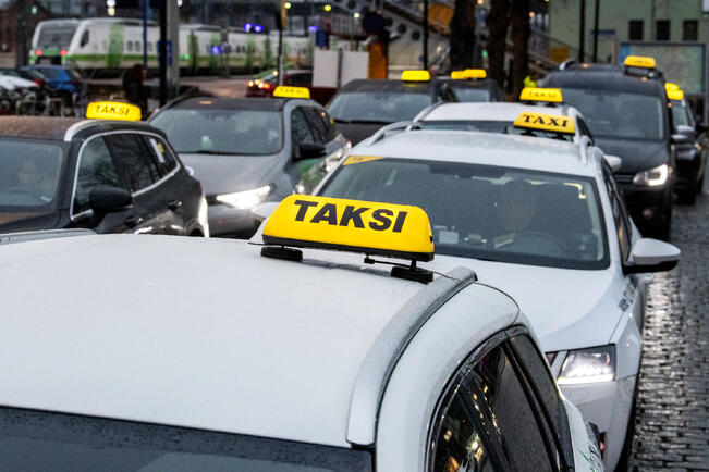 Poliisi valvoi takseja viikonloppuna. Suurella osalla takseista kaikki oli kunnossa, mutta muutamia puutteita kirjattiin.