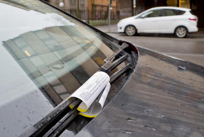 Turussa pysäköintivirhemaksu nousi keskusta-alueella 80 euroon viime syksynä.