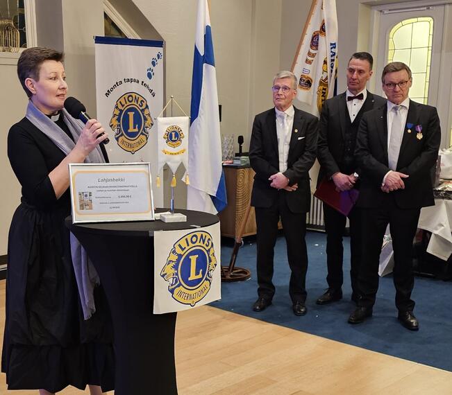 Raision seurakunnan kirkkoherra Sari Lehden kiitospuhetta lahjoituksesta ovat kuulemassa Lions Club Raision edustajat Heikki Tursas (vas.), Jukka Rantala ja Kauko Mannerjärvi.