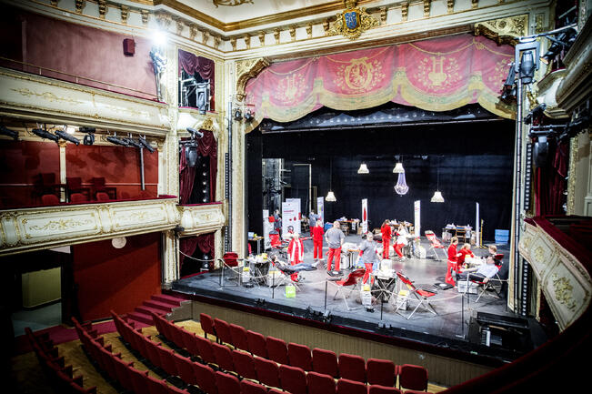 Åbo Svenska Teaterin lavalla järjestetää verenluovutustempaus. 