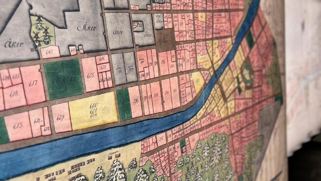 Aboa Vetuksessa on esillä suuria ja kauniita, vanhoja kaupunkikarttoja.