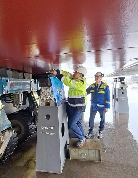 Rajavartiolaitoksen hankepäällikkö komentaja Marko Aheristo ja Meyer Turun projektipäällikkö Kim Olin laskevat kolikoita pukille.