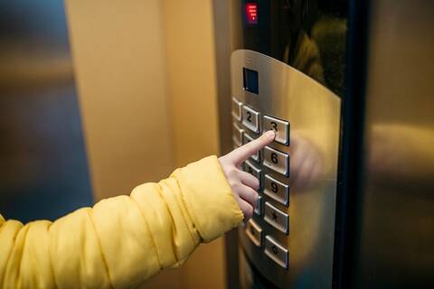Direktiivin tavoitteena on parantaa rakennusten energiatehokkuutta, vähentää energiankäyttöä ja lisätä EU:n energiaomavaraisuutta.