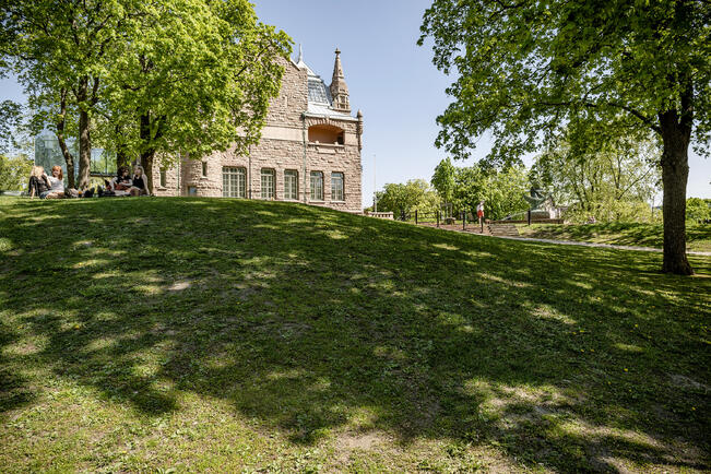 Turun taidemuseota hallinnoiva Turun Taideyhdistys ry. jakaa apurahoja Turun alueella asuville ammattikuvataiteilijoille.