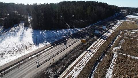 Liikenteenohjausta selkeytetään sekä liikennemerkeillä että tiemerkinnöillä Kirjalansalmen sillalla Kaarinan päässä. 