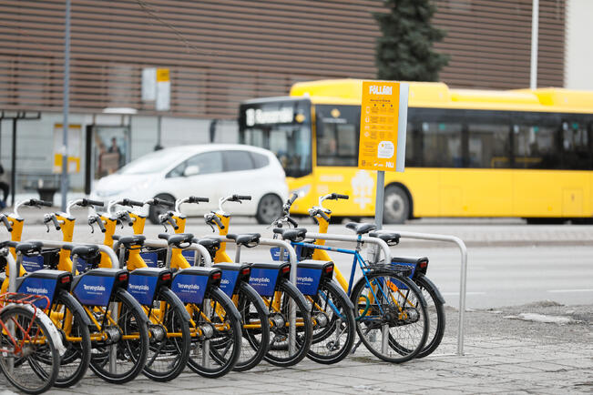 Fölläreitä Terveystalon edustalla.